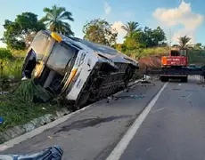 Acidente com ônibus mata oito pessoas na Bahia