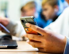 Governo regulamenta lei que restringe uso de celular na escola