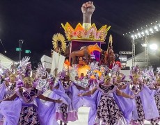 Desfile de escolas de samba reafirma tradição popular no RS