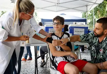 Rio começa a imunizar crianças de 12 anos contra a dengue