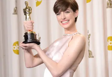 Anne Hathaway diz estar sóbria há mais de 5 anos