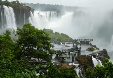 Chuva faz vazão de água das Cataratas do Iguaçu ficar cinco vezes acima do normal