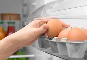 Entenda quais os cuidados que precisa ter ao escolher os ovos no mercado