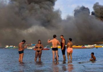 Após incêndio em fábrica, há risco de vazar óleo na Baía de Guanabara