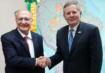 Alckmin recebe senador americano aliado de Trump