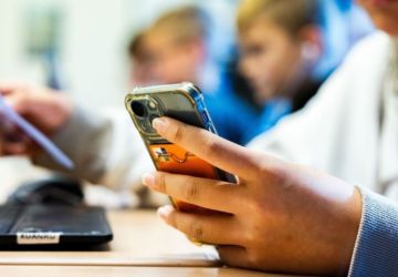 Governo regulamenta lei que restringe uso de celular na escola