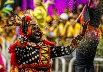 Sete escolas de samba abrem os desfiles no Sambódromo do Anhembi