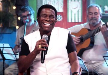 Neguinho da Beija-Flor canta sucessos no Samba na Gamboa, da TV Brasil