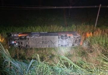 Ônibus cai em ribanceira e deixa 26 feridos e um morto em São Paulo