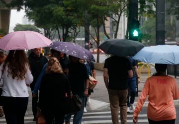 Semana começa com retorno de chuvas intensas e frente fria no Sul