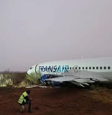 Avião derrapa na pista no Senegal e fere dez pessoas