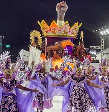 Desfile de escolas de samba reafirma tradição popular no RS