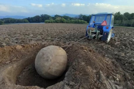 Pensou que era pedra: agricultor acha ninho de metralhadora da 2ª Guerra