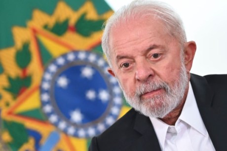 Lula faz novo aceno e defende 'liberdade religiosa' em encontro com emissário do papa