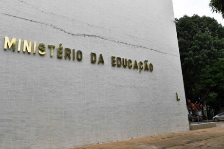 MEC notifica universidades que têm cursos de medicina sem autorização