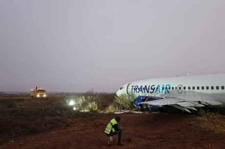 Avião derrapa na pista no Senegal e fere dez pessoas