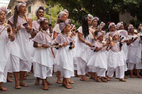 Ilú Obá de Min faz a tradicional lavagem da rua Treze de Maio, em SP