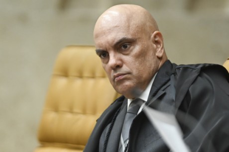 Moraes devolve redes sociais do senador Marcos do Val após quase um ano