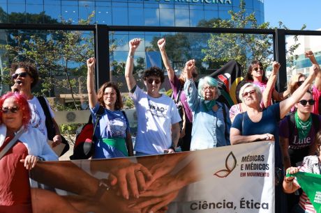 Mulheres protestam contra norma do CFM sobre assistolia fetal