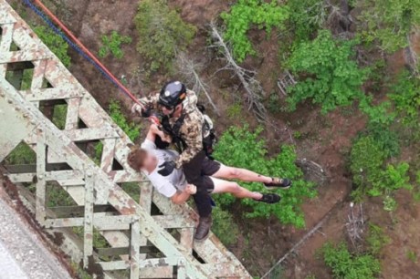 Jovem de 19 anos sobrevive a queda de mais de 120m de altura nos EUA