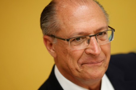 Geraldo Alckmin socorre mulher que passa mal em voo de Brasília a São Paulo