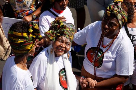 Marcha das mulheres negras une gerações na orla do Rio de Janeiro