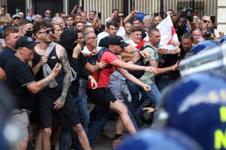 Mais de 100 são detidos na Inglaterra, em protestos anti-imigração