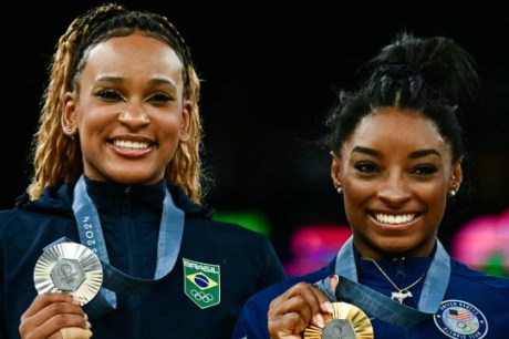 Simone Biles rasga elogios a Rebeca Andrade, no TikTok, antes da final do salto