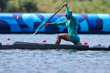 Isaquias Queiroz avança direto à semifinal da canoa individual