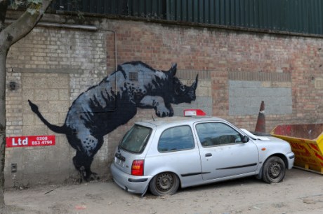 Banksy monta rinoceronte sobre carro velho em oitavo grafite de animal em Londres