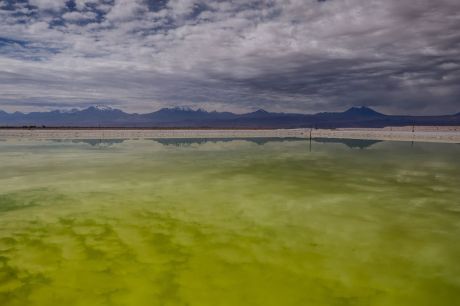 Mineração de lítio afunda lentamente salar do Atacama, diz estudo