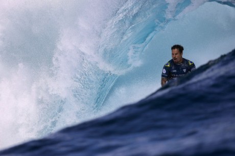 Italo vira com aéreo, bate australiano e segue na briga pelo bi do surfe