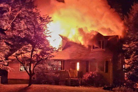 Homem incendeia casa com namorada ainda no interior nos EUA