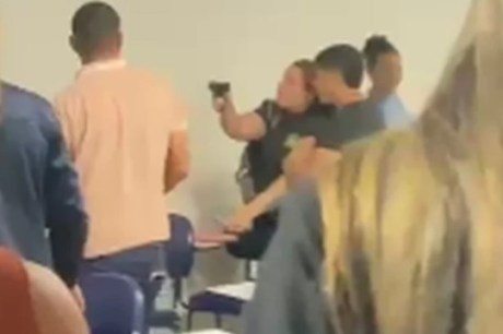 Estudante aponta arma para colega durante briga em faculdade; vídeo