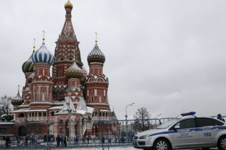 Maior ataque de drones contra Moscou faz 1ª morte e fecha aeroportos