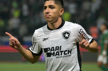 Botafogo defende liderança do Brasileirão contra o Grêmio no Mané Garrincha