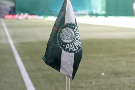 Palmeiras assina 1º contrato profissional de jovem zagueiro e coloca multa de R$ 600 milhões