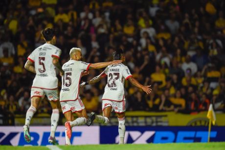 Flamengo bate Criciúma e ajuda Fluminense na luta contra rebaixamento