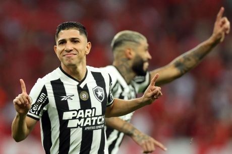 Botafogo derrota Inter e joga por um empate para ser campeão domingo