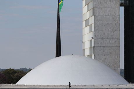 CCJ do Senado isenta armas e refrigerantes do Imposto Seletivo