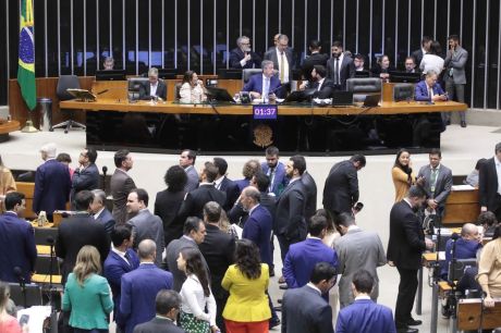 Câmara aprova teto para salário mínimo, mas afrouxa mudanças no BPC