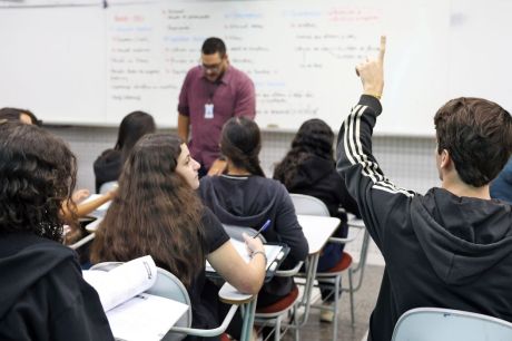 Prefeitura sanciona mudanças na carga horária de professores do Rio