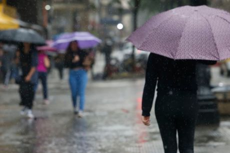 Pancadas de chuva atingem litoral sul e região metropolitana de SP