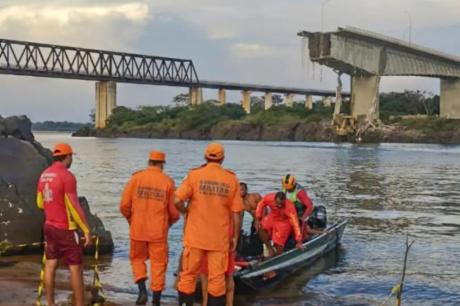 Resgatado corpo em cabine de caminhão submerso após queda de ponte