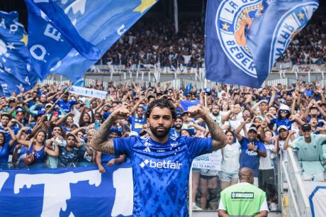 Gabigol é apresentado pelo Cruzeiro em um Mineirão lotado