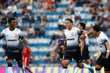 Em busca de 12º título da Copinha, Corinthians bate o Rio Branco