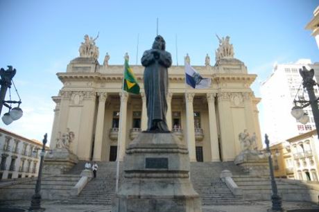 Lei municipal que bania monumentos a escravocratas no Rio é revogada