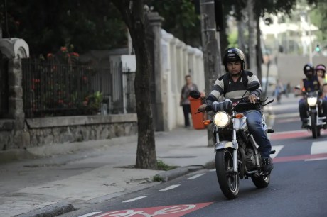 Prefeitura de SP não autoriza 99 a transportar passageiros em motos