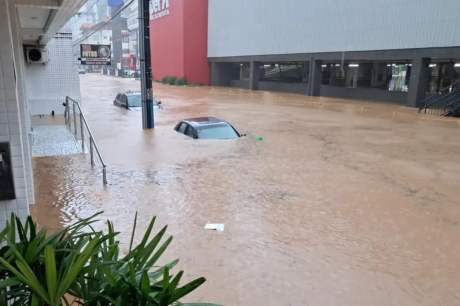 Chuva diminui em Santa Catarina, mas chegada de frente fria preocupa