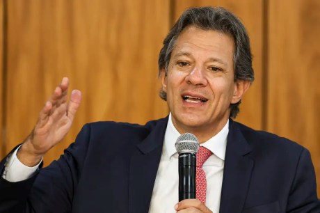 Pé-de-Meia não vai ser interrompido, diz Haddad